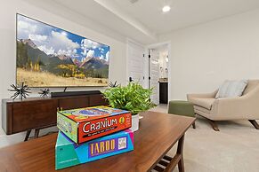 Contemporary Gem - Rooftop Deck & Private Hot Tub!