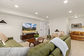 Contemporary Gem - Rooftop Deck & Private Hot Tub!