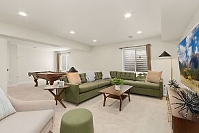 Contemporary Gem - Rooftop Deck & Private Hot Tub!