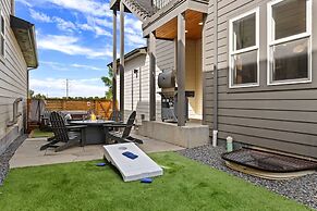 Contemporary Gem - Rooftop Deck & Private Hot Tub!