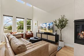 Contemporary Gem - Rooftop Deck & Private Hot Tub!