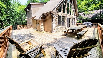 Woodland Oasis by Avantstay Hot Tub, Firepit, Walk to Lake