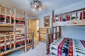 Top Notch Lodge by Avantstay Hot Tub, Game Room, Community Pool, Deck