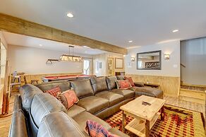 Over the Top Lodge by Avantstay Hot Tub, Shared Pool, Beach/lake Acces