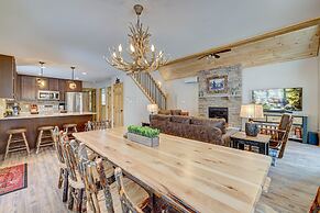 Over the Top Lodge by Avantstay Hot Tub, Shared Pool, Beach/lake Acces