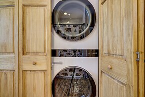 Over the Top Lodge by Avantstay Hot Tub, Shared Pool, Beach/lake Acces