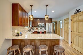 Over the Top Lodge by Avantstay Hot Tub, Shared Pool, Beach/lake Acces