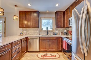 Over the Top Lodge by Avantstay Hot Tub, Shared Pool, Beach/lake Acces