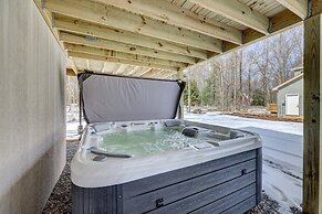 Over the Top Lodge by Avantstay Hot Tub, Shared Pool, Beach/lake Acces