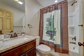 Over the Top Lodge by Avantstay Hot Tub, Shared Pool, Beach/lake Acces