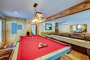 Over the Top Lodge by Avantstay Hot Tub, Shared Pool, Beach/lake Acces