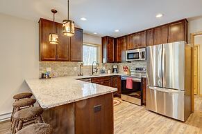 Over the Top Lodge by Avantstay Hot Tub, Shared Pool, Beach/lake Acces