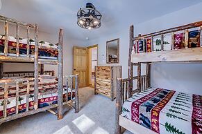 Over the Top Lodge by Avantstay Hot Tub, Shared Pool, Beach/lake Acces