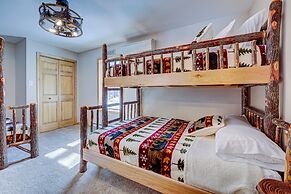 Over the Top Lodge by Avantstay Hot Tub, Shared Pool, Beach/lake Acces