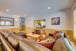 Over the Top Lodge by Avantstay Hot Tub, Shared Pool, Beach/lake Acces