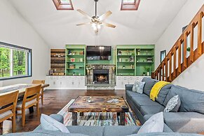 The Tranquil Trails by Avantstay Lake Access, Deck, Fireplace