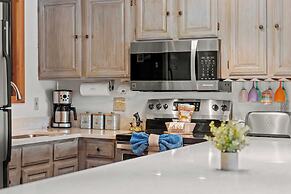 Pocono Lakefront by Avantstay Dock + Lake Access