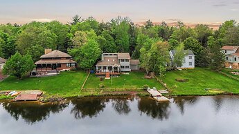 Pocono Lakefront by Avantstay Dock + Lake Access