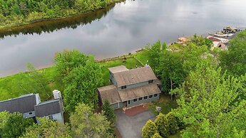 Pocono Lakefront by Avantstay Dock + Lake Access