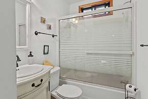 Pocono Lakefront by Avantstay Dock + Lake Access