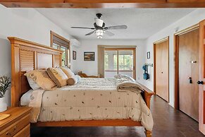 Pocono Lakefront by Avantstay Dock + Lake Access