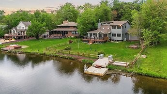 Pocono Lakefront by Avantstay Dock + Lake Access
