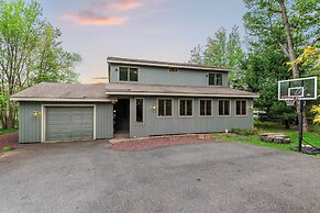 Pocono Lakefront by Avantstay Dock + Lake Access