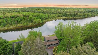 Pocono Lakefront by Avantstay Dock + Lake Access