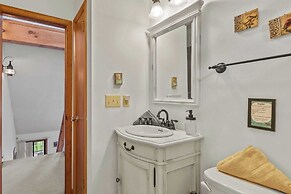 Pocono Lakefront by Avantstay Dock + Lake Access