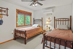 Pocono Lakefront by Avantstay Dock + Lake Access