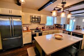 Double Diamond Lodge by Avantstay Group Escape w/ Firepit, Patio, Acti