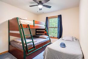 The Nest at Brier Crest by Avantstay Game Room, Expansive Deck & Fire 