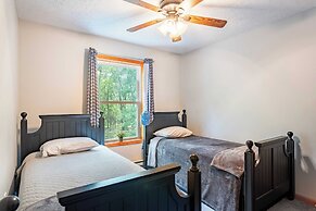 The Nest at Brier Crest by Avantstay Game Room, Expansive Deck & Fire 