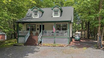 Ridge Retreat by Avantstay Game Room, Covered Porch, & Fire Pit!