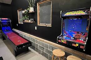 Lakeshore Oasis by Avantstay Private Beach, Views, Hot Tub, Volleyball