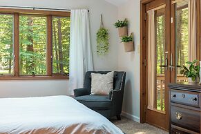 Lakeshore Oasis by Avantstay Private Beach, Views, Hot Tub, Volleyball