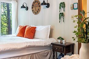 Lakeshore Oasis by Avantstay Private Beach, Views, Hot Tub, Volleyball