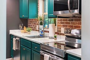 Lakeshore Oasis by Avantstay Private Beach, Views, Hot Tub, Volleyball