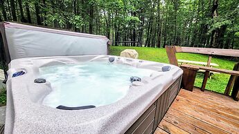 Mountain Memories by Avantstay Hot Tub Enclosed Deck, Large Yard w/ Fi