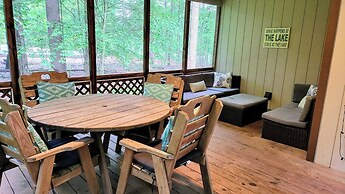 Mountain Memories by Avantstay Hot Tub Enclosed Deck, Large Yard w/ Fi
