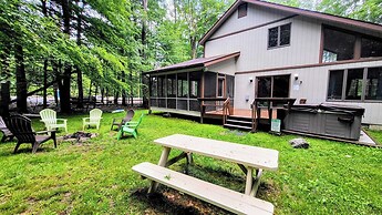 Mountain Memories by Avantstay Hot Tub Enclosed Deck, Large Yard w/ Fi