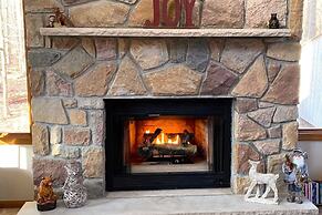 Mountain Memories by Avantstay Hot Tub Enclosed Deck, Large Yard w/ Fi