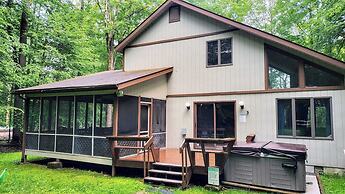Mountain Memories by Avantstay Hot Tub Enclosed Deck, Large Yard w/ Fi