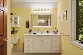 Tranquil Waterside by Avantstay Lakefront + Dock, Game Room, Views