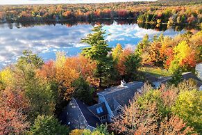 Tranquil Waterside by Avantstay Lakefront + Dock, Game Room, Views