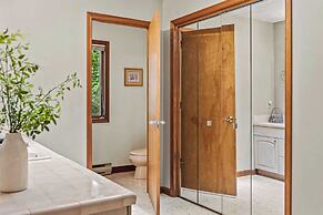 Tranquil Waterside by Avantstay Lakefront + Dock, Game Room, Views