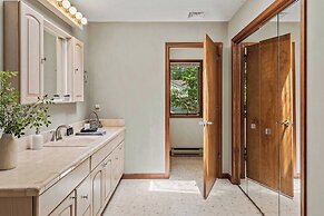 Tranquil Waterside by Avantstay Lakefront + Dock, Game Room, Views