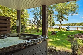 Lake Daze by Avantstay Lakefront w/ Modern Interior, Enclosed Porch & 