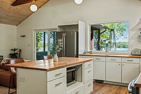 Lake Daze by Avantstay Lakefront w/ Modern Interior, Enclosed Porch & 