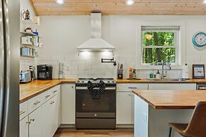 Lake Daze by Avantstay Lakefront w/ Modern Interior, Enclosed Porch & 